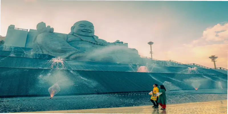 Hành Trình Với Ảnh Phật Di Lặc Trên Núi: Tìm Lại Bình An