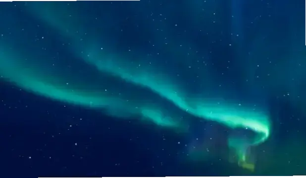 Hình Nền Bắc Cực Quang: Bí Quyết Làm Mới Không Gian Làm Việc Của Doanh Nhân