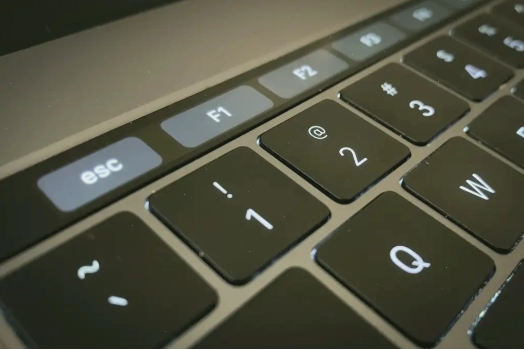 Bàn phím MacBook Pro với Touch Bar và các phím chức năng