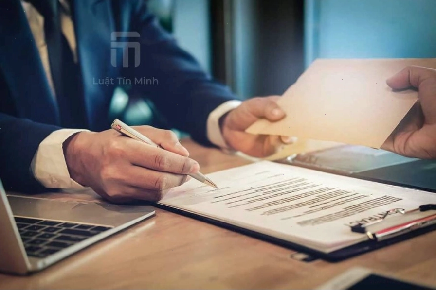 Biểu tượng cán cân công lý bị bóp méo bởi tiền bạc