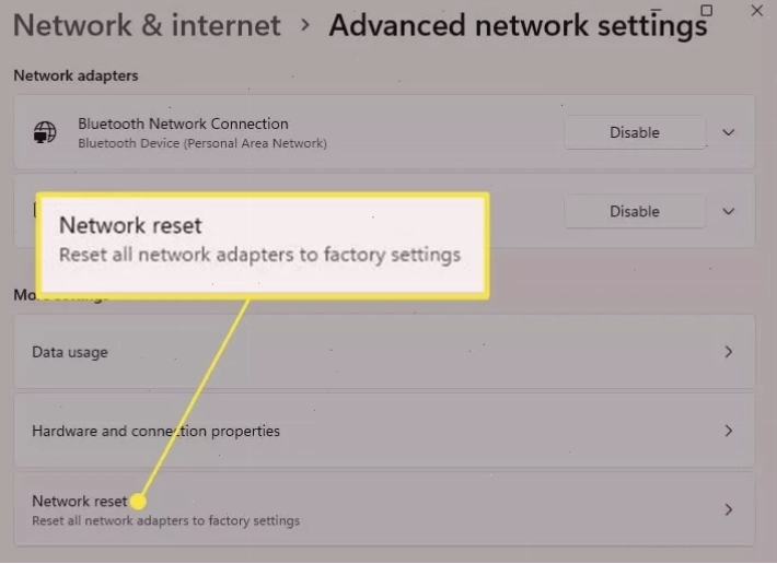 Biểu tượng laptop kết nối với biểu tượng đám mây internet