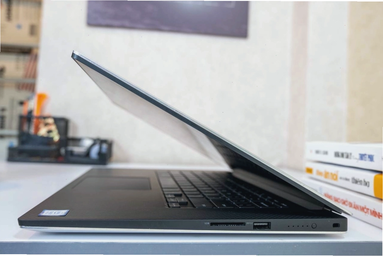 Các cổng kết nối đa dạng trên Dell Precision 5530