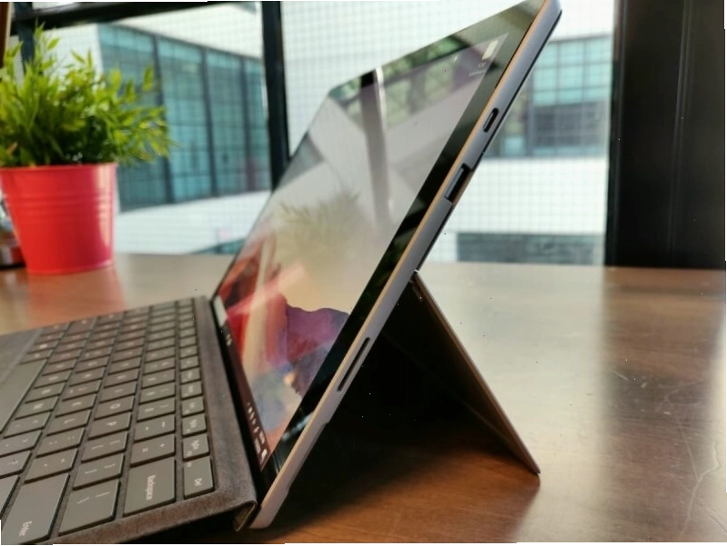 Các cổng kết nối trên Surface Pro 7 Plus