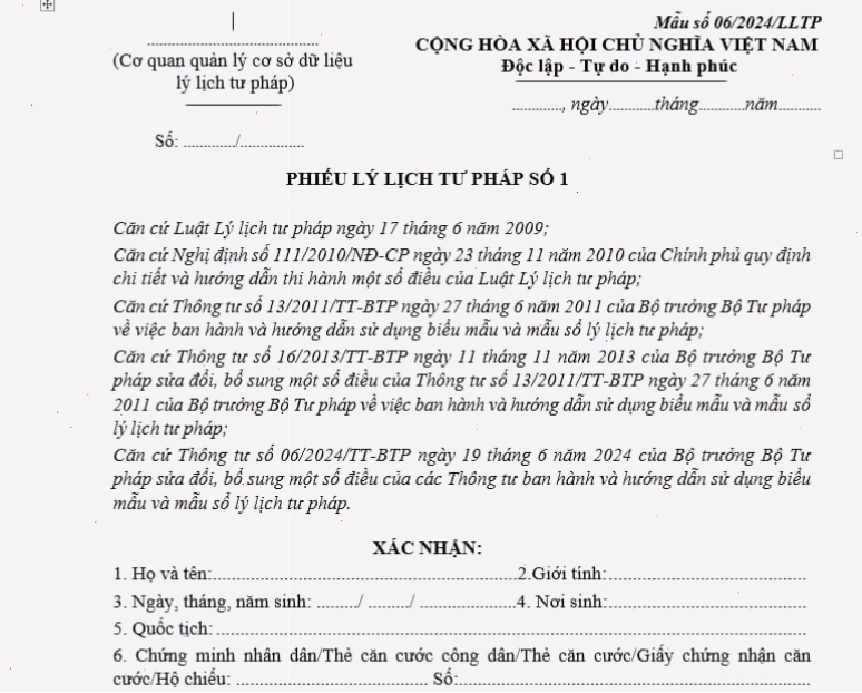 Cán bộ tiếp nhận hồ sơ cấp phiếu lý lịch tư pháp