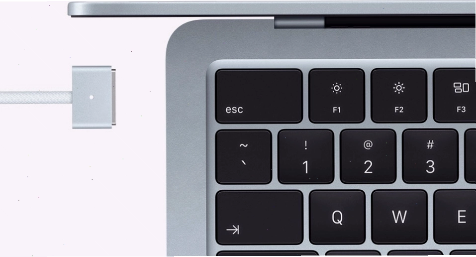 Cận cảnh cáp sạc MagSafe màu Xanh Da Trời