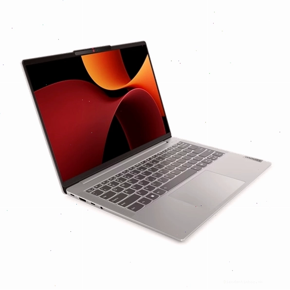 Cận cảnh logo Lenovo trên vỏ máy IdeaPad Slim 5 2026