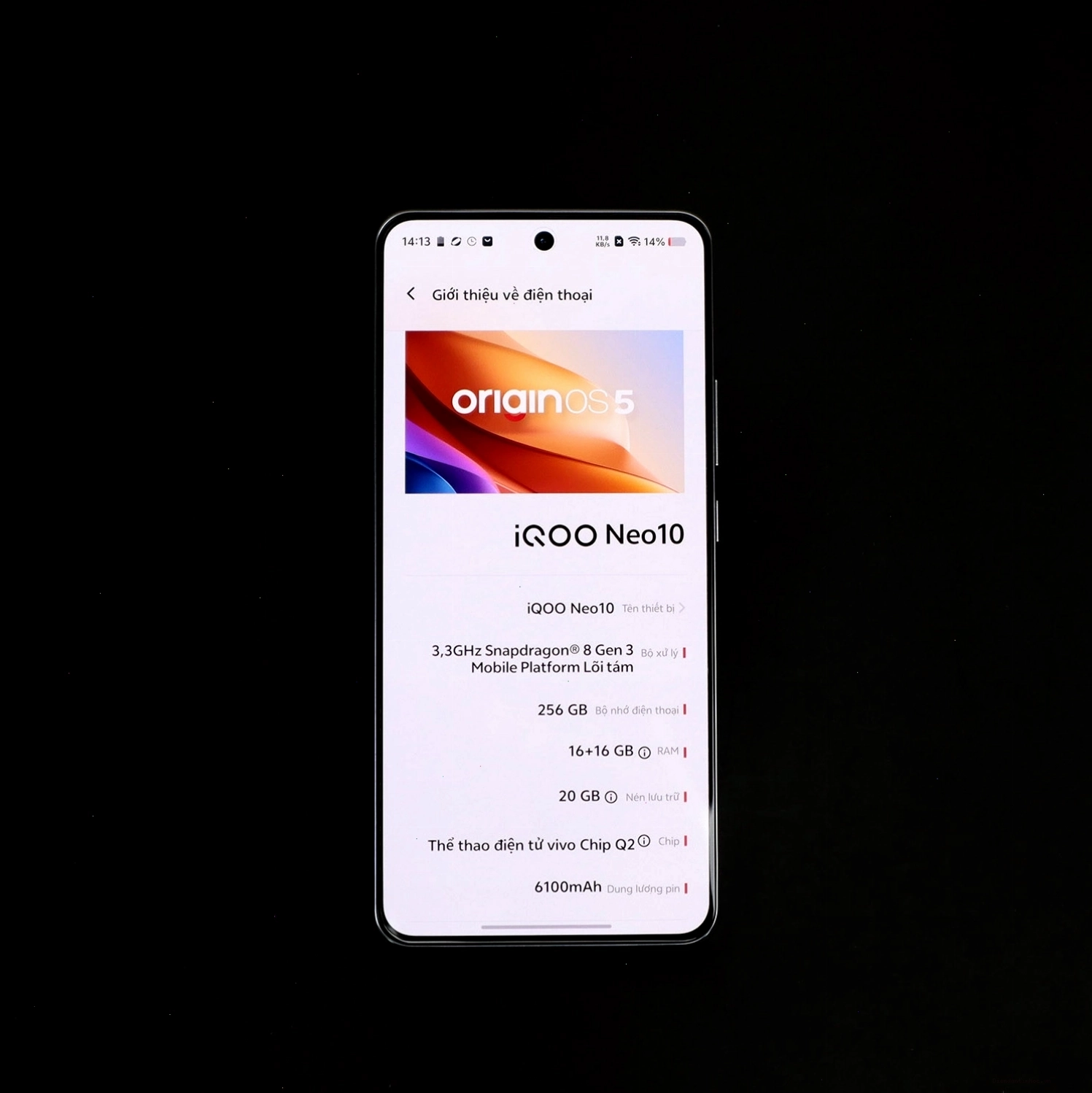 Cận cảnh logo Vivo trên mặt lưng iQOO Neo 10