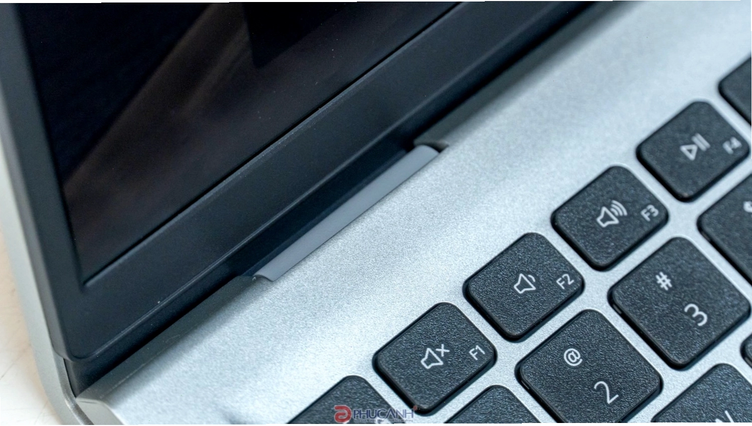 Cận cảnh màn hình Dell Inspiron 15 3520