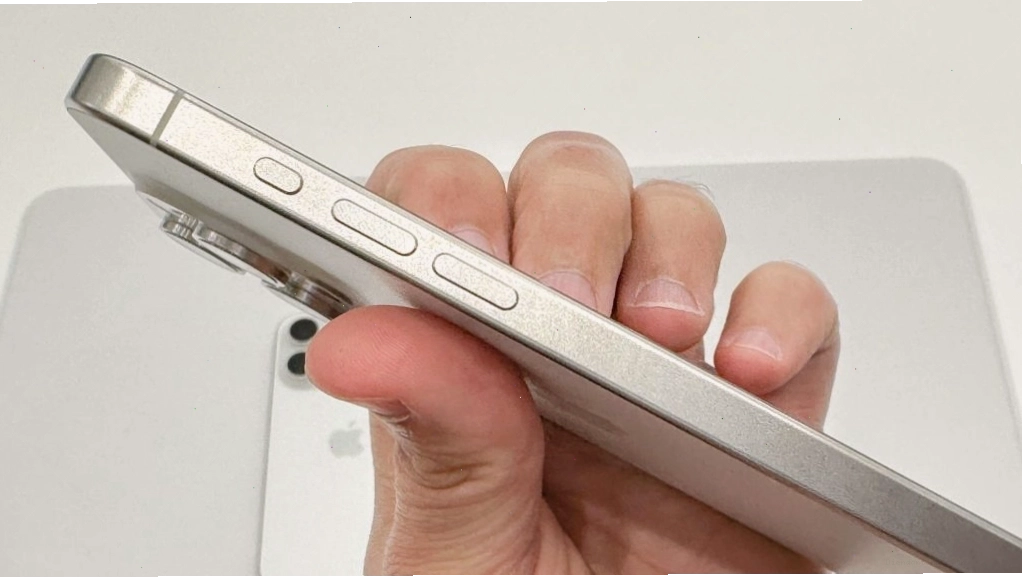 Cận cảnh mặt trước iPhone 16 Pro Max