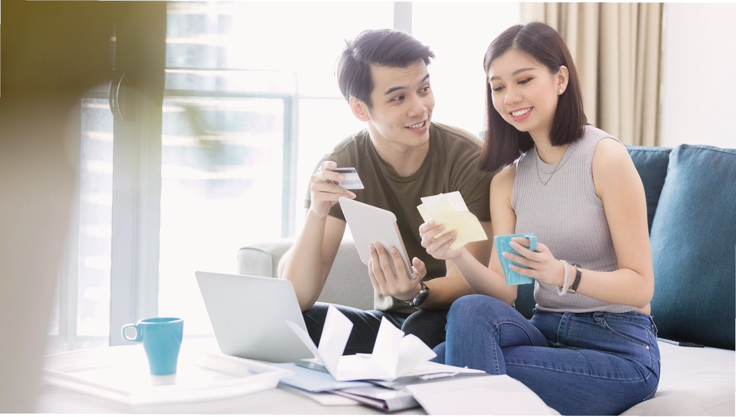 Cặp đôi đang thảo luận về việc sử dụng thẻ tín dụng