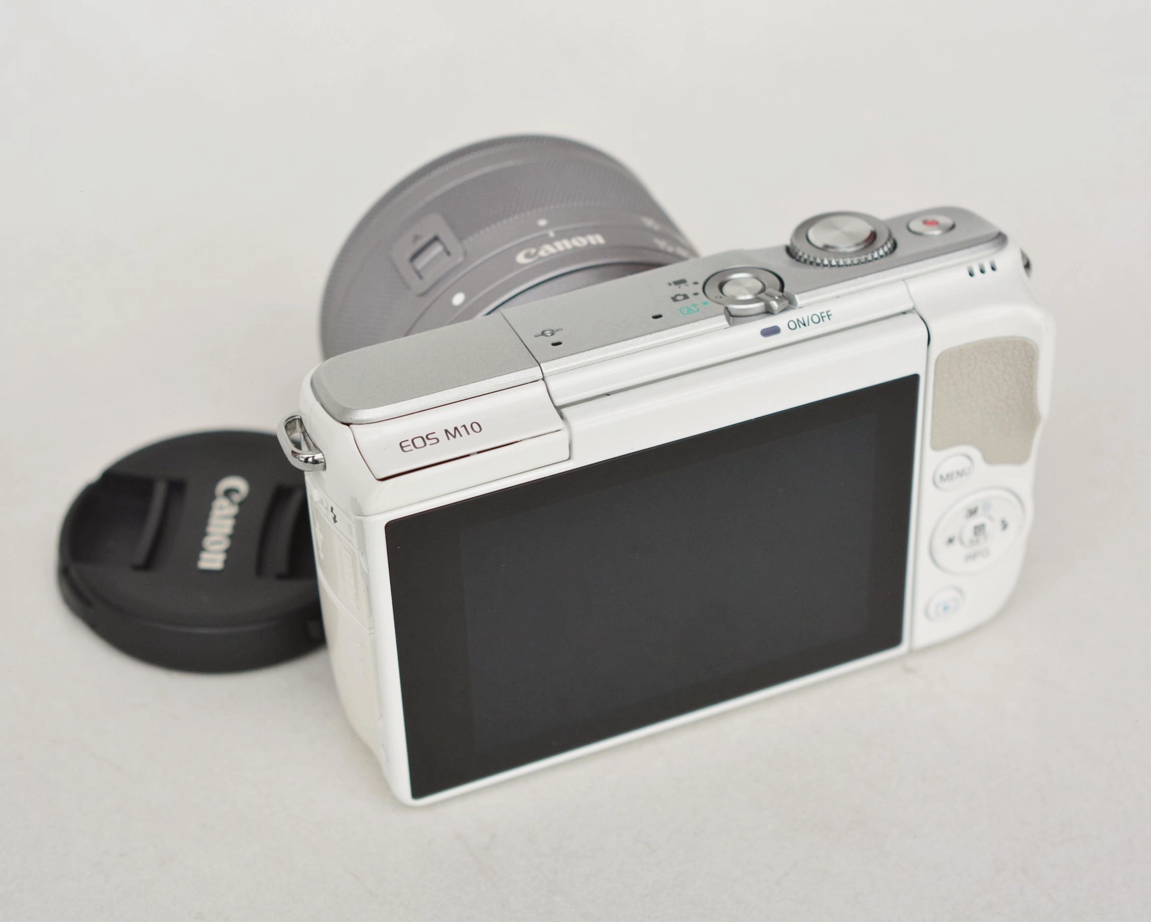 Chi tiết thân máy Canon EOS M10