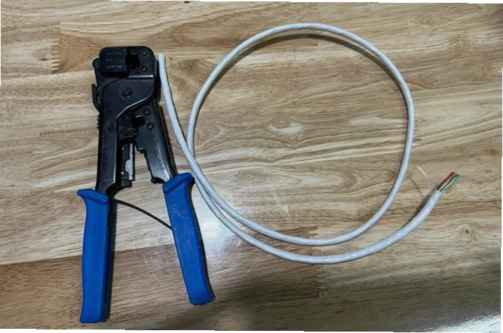 Chuẩn bị dây mạng, hạt mạng RJ45 và kìm bấm mạng