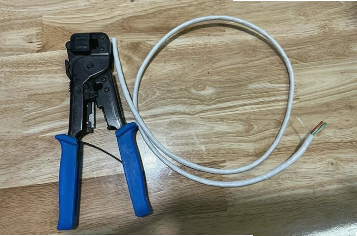 Chuẩn bị dây mạng và các dụng cụ cần thiết