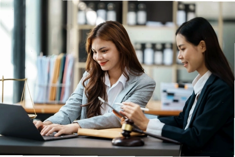 Chuyên viên pháp chế nghiên cứu và phân tích luật