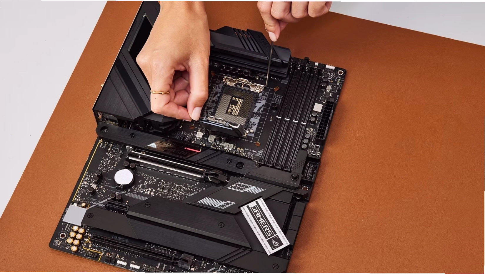 Cố định CPU vào bo mạch chủ