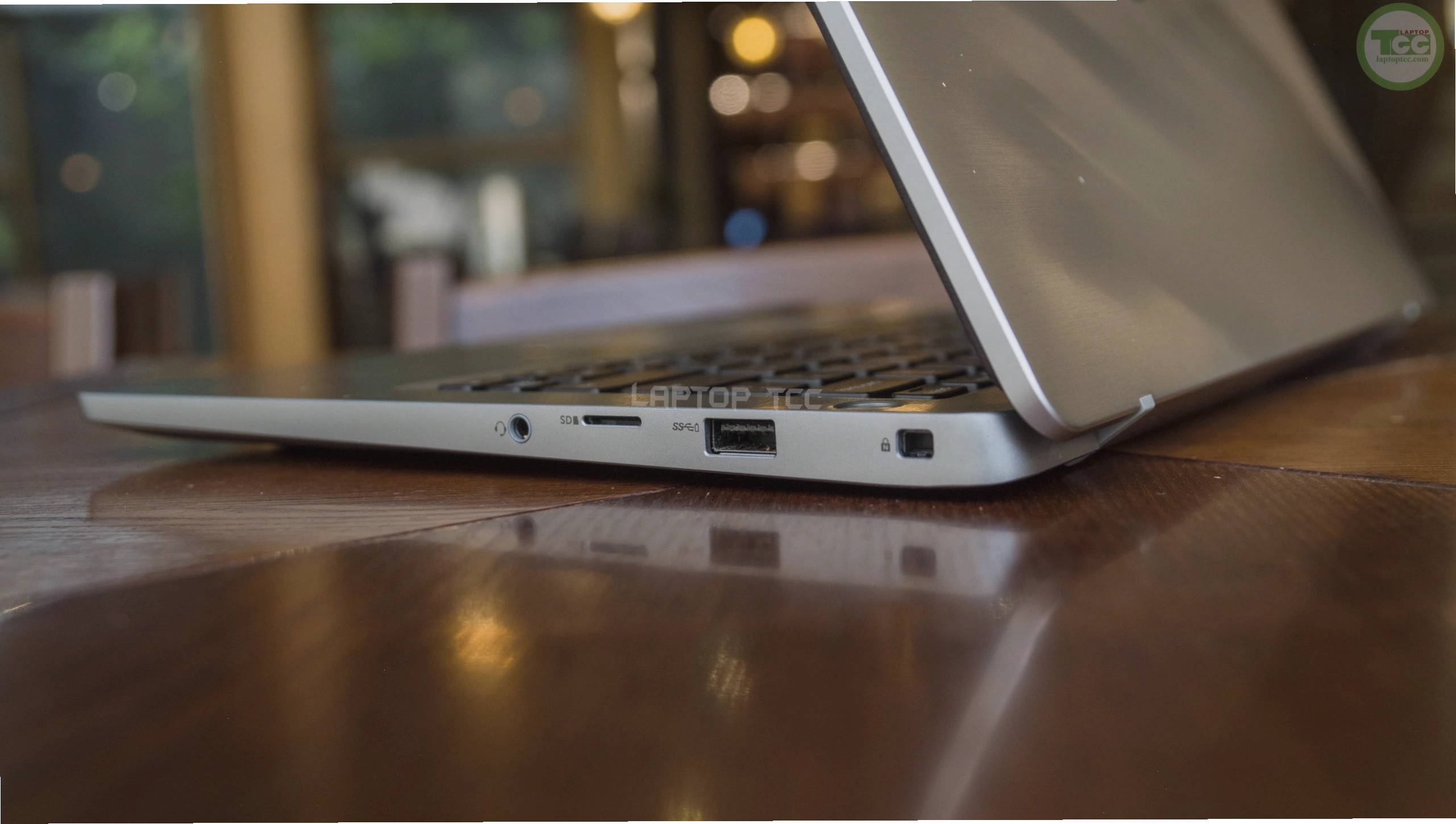Dell Latitude 7400 với thiết kế vỏ nhôm sang trọng và viền màn hình mỏng