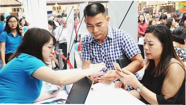 Doanh nghiệp du lịch hướng dẫn khách hàng sử dụng app dịch vụ, minh họa cho việc ứng dụng công nghệ mới