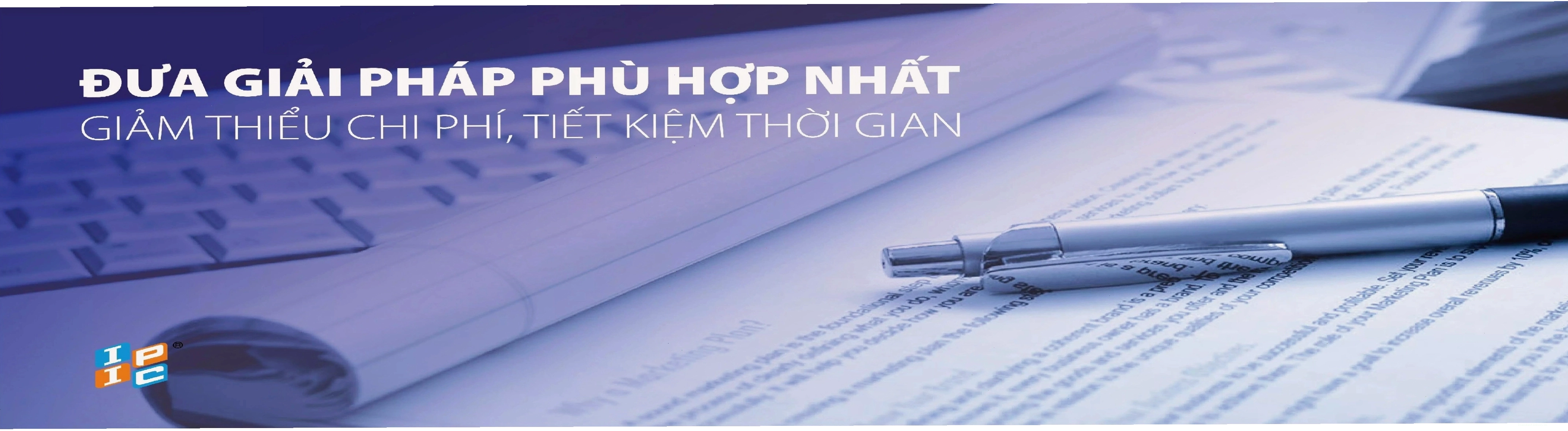 Doanh nhân đang thảo luận về vấn đề pháp lý trong hợp đồng tín dụng