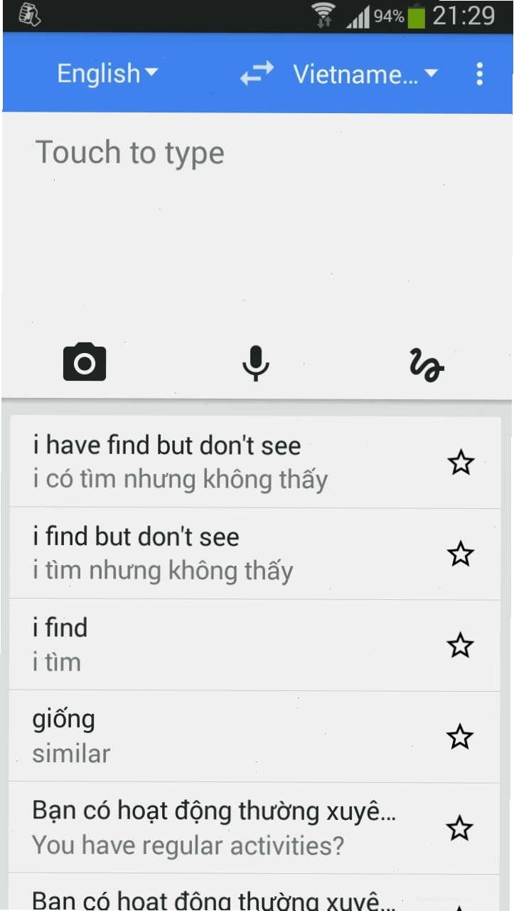 Giao diện ứng dụng Google Dịch với tính năng dịch nói được kích hoạt