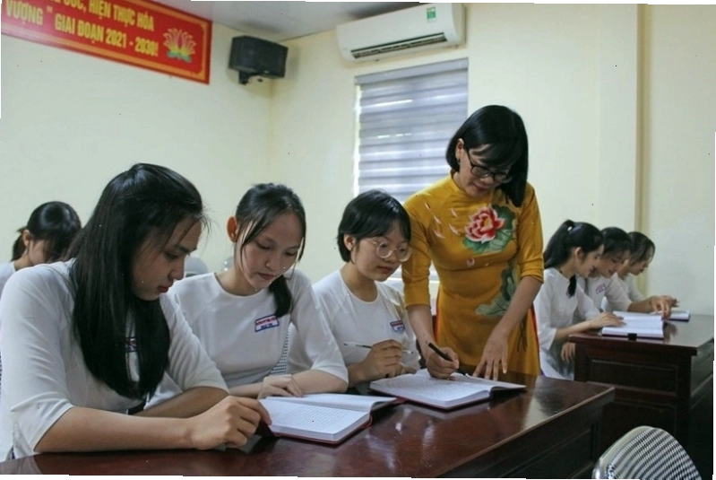 Giao viên hướng dẫn thí sinh về kỳ thi đánh giá năng lực