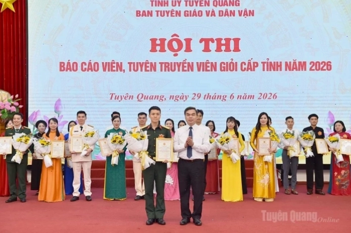 Giáo viên trao đổi về kết quả học tập của học sinh