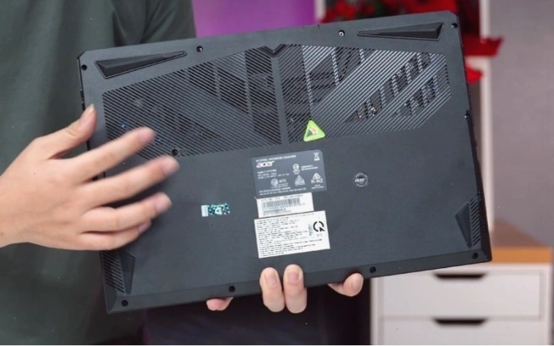 Hệ thống tản nhiệt quạt đôi trên Acer Aspire 7