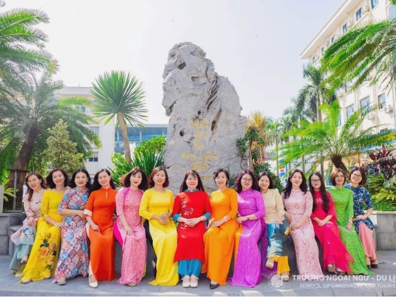 Hoạt động chào mừng ngày Nhà giáo Việt Nam của sinh viên Trường Ngoại ngữ - Du lịch
