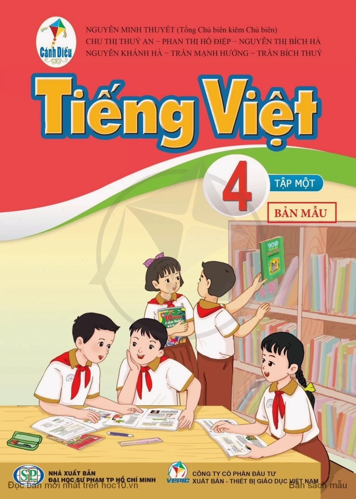 Học sinh đang chăm chú đọc sách Tiếng Việt lớp 4