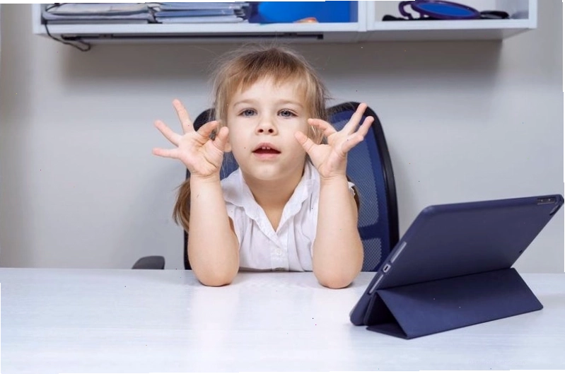 Học sinh đang thực hành các bài tập tính toán trên lớp