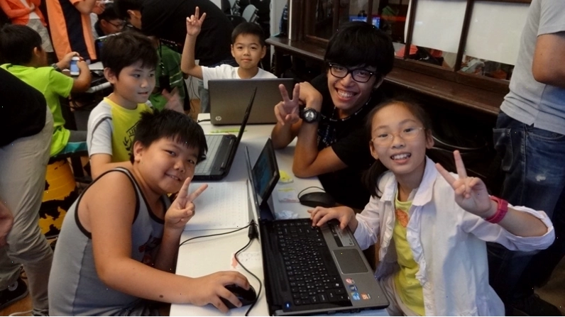 Học sinh làm bài thi IOE lớp 3 trên máy tính