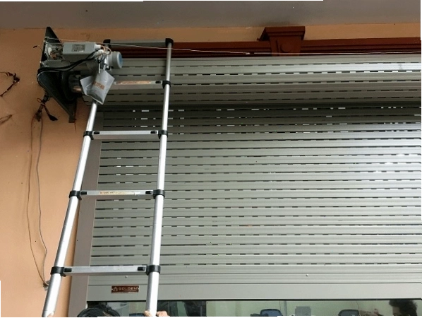 Hộp kỹ thuật che cuộn cửa giúp bảo vệ trục cuốn và động cơ