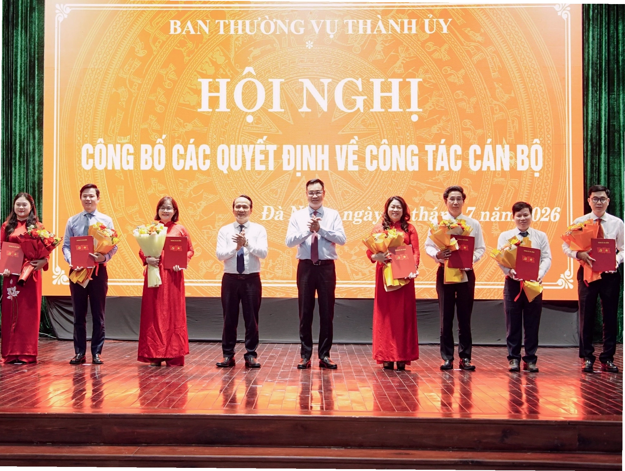 Khách hàng lựa chọn sản phẩm tại siêu thị