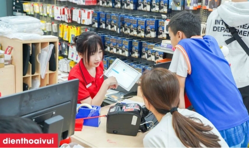 Khách hàng theo dõi trực tiếp quá trình sửa chữa laptop