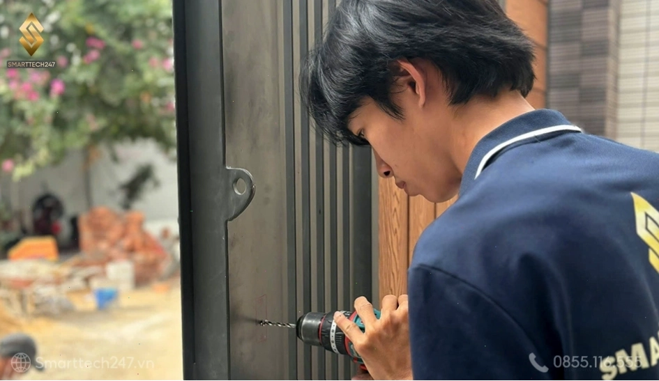 Khóa vân tay cửa sắt kéo
