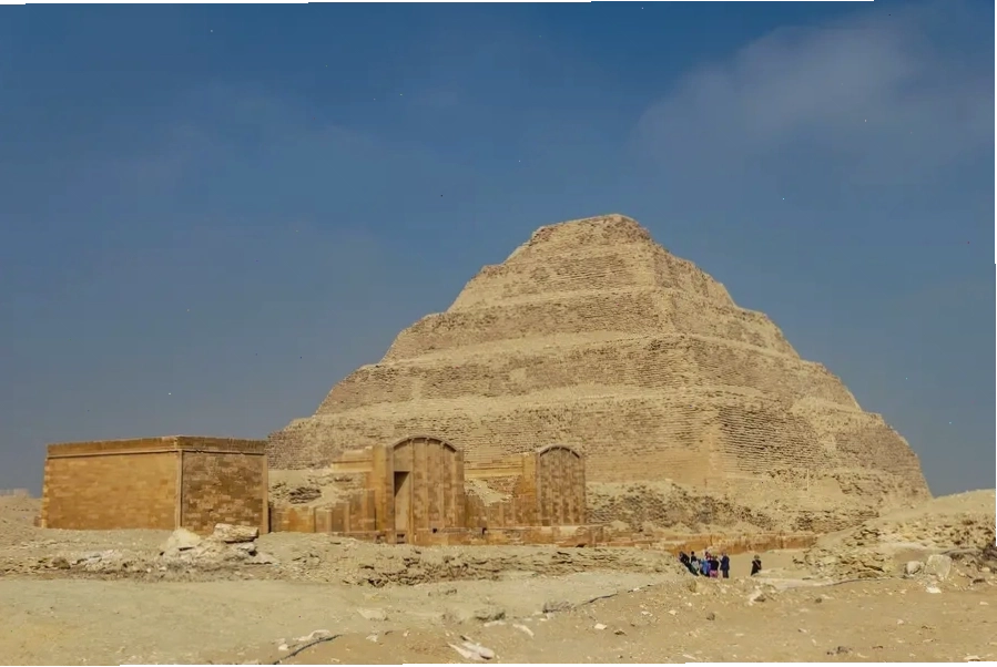 Kim tự tháp bậc thang Djoser cổ kính