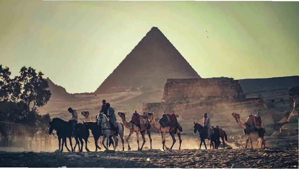 Kim tự tháp Giza nhìn từ xa dưới ánh hoàng hôn