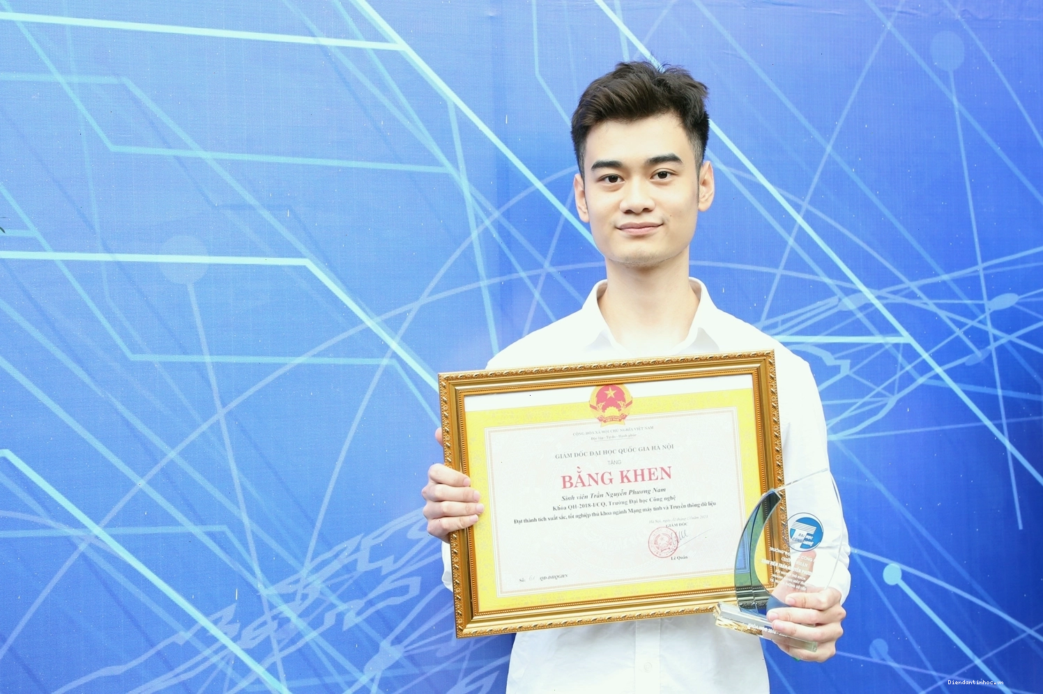 Kỹ sư mạng đang làm việc