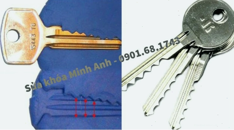 Kỹ thuật viên đang kiểm tra hệ thống khóa cửa điện tử của xe