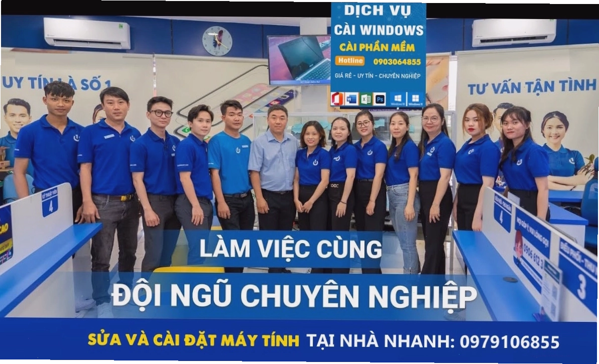 Kỹ thuật viên đang kiểm tra laptop của khách hàng