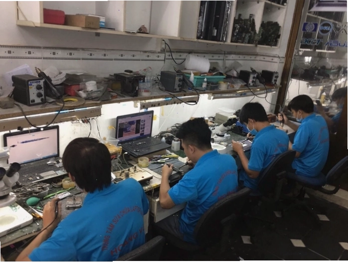 Kỹ thuật viên đang kiểm tra lỗi laptop tại Saigon Computer