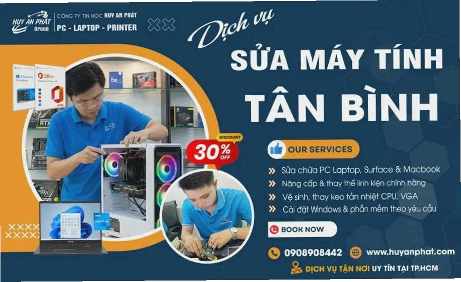 Kỹ thuật viên đang sửa máy tính tại nhà khách hàng ở quận Tân Bình