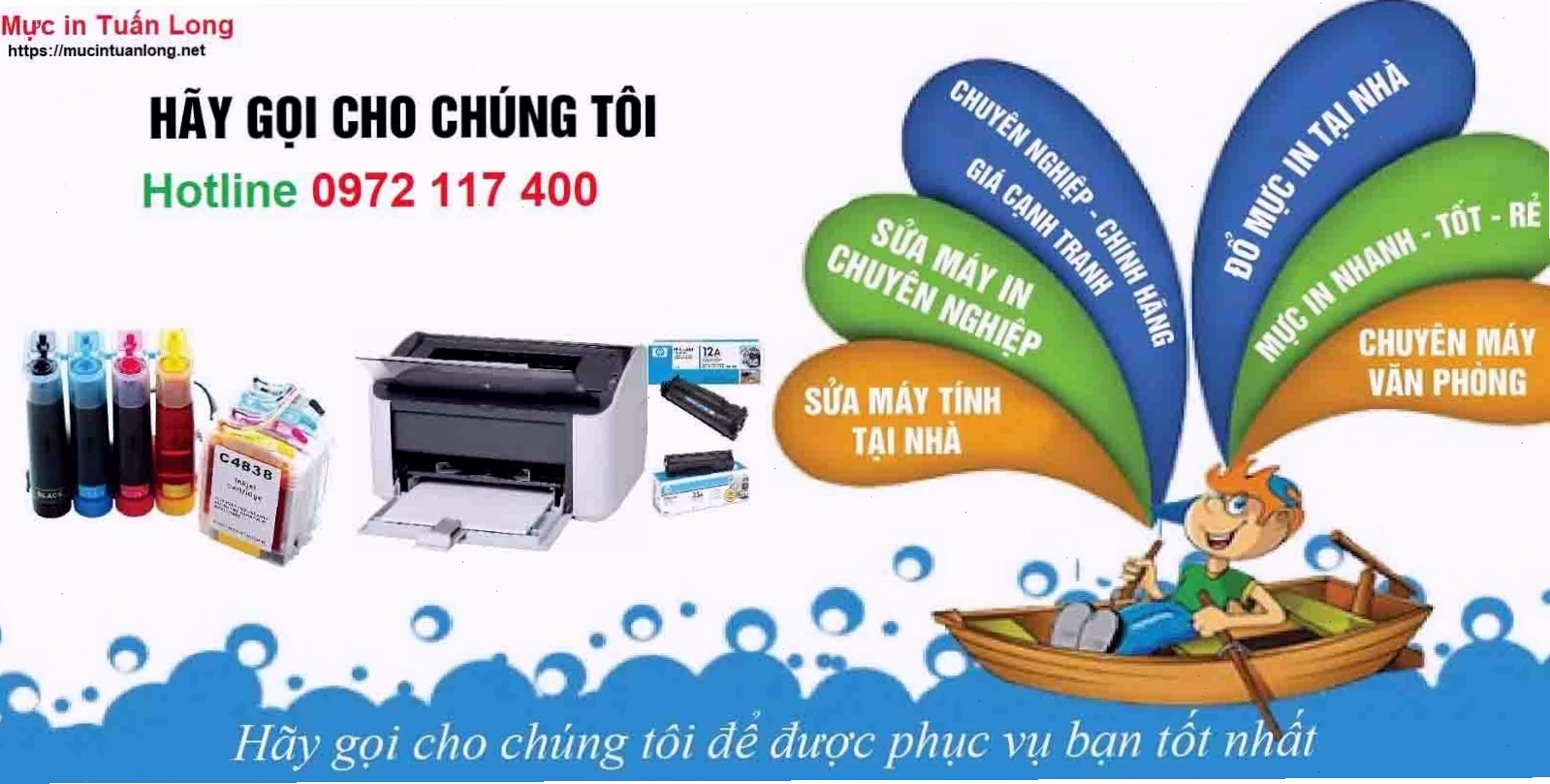 Kỹ thuật viên đang thực hiện nạp mực máy in tại nhà cho khách hàng