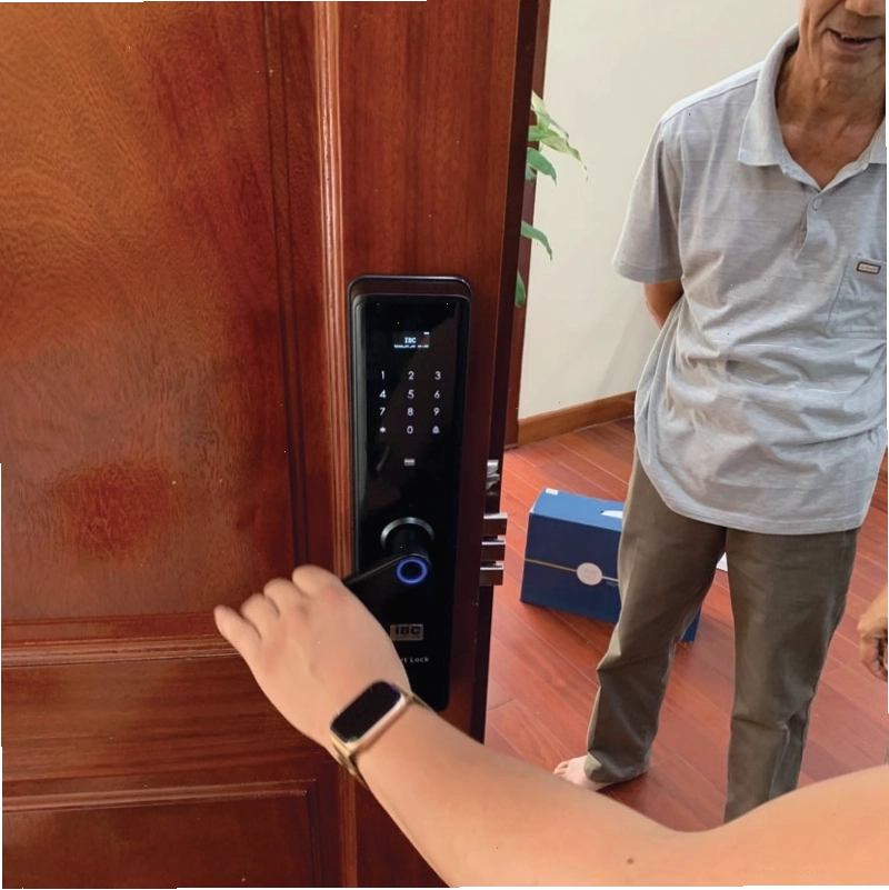 Kỹ thuật viên đang tiến hành lắp đặt khóa cửa điện tử