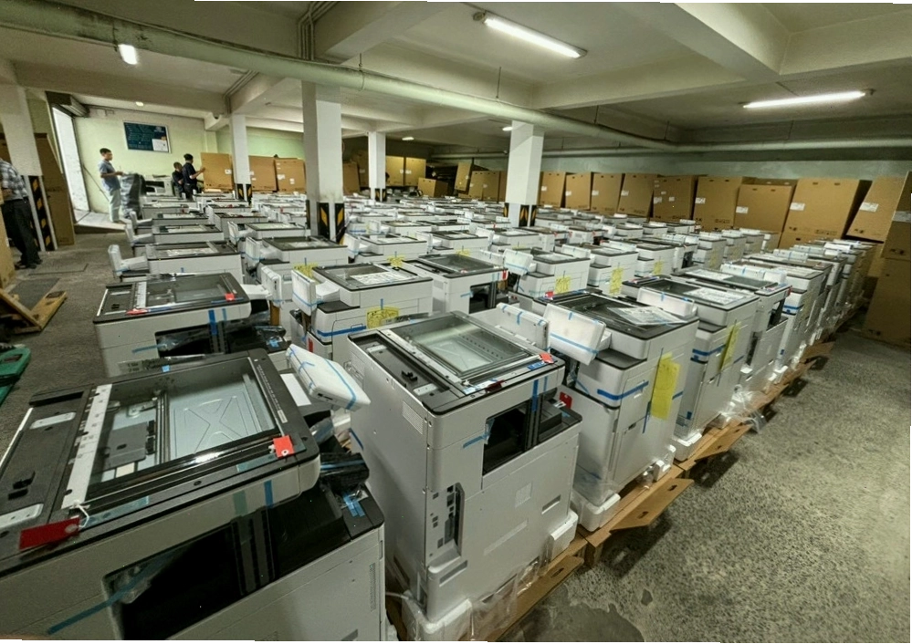 Kỹ thuật viên TNT kiểm tra máy photocopy