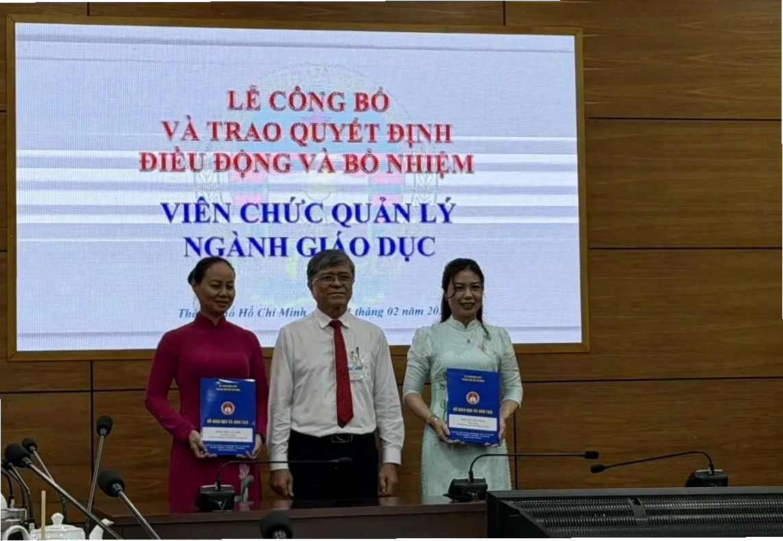 Lãnh đạo Sở GD-ĐT TP.HCM trao quyết định bổ nhiệm hiệu trưởng và hiệu phó