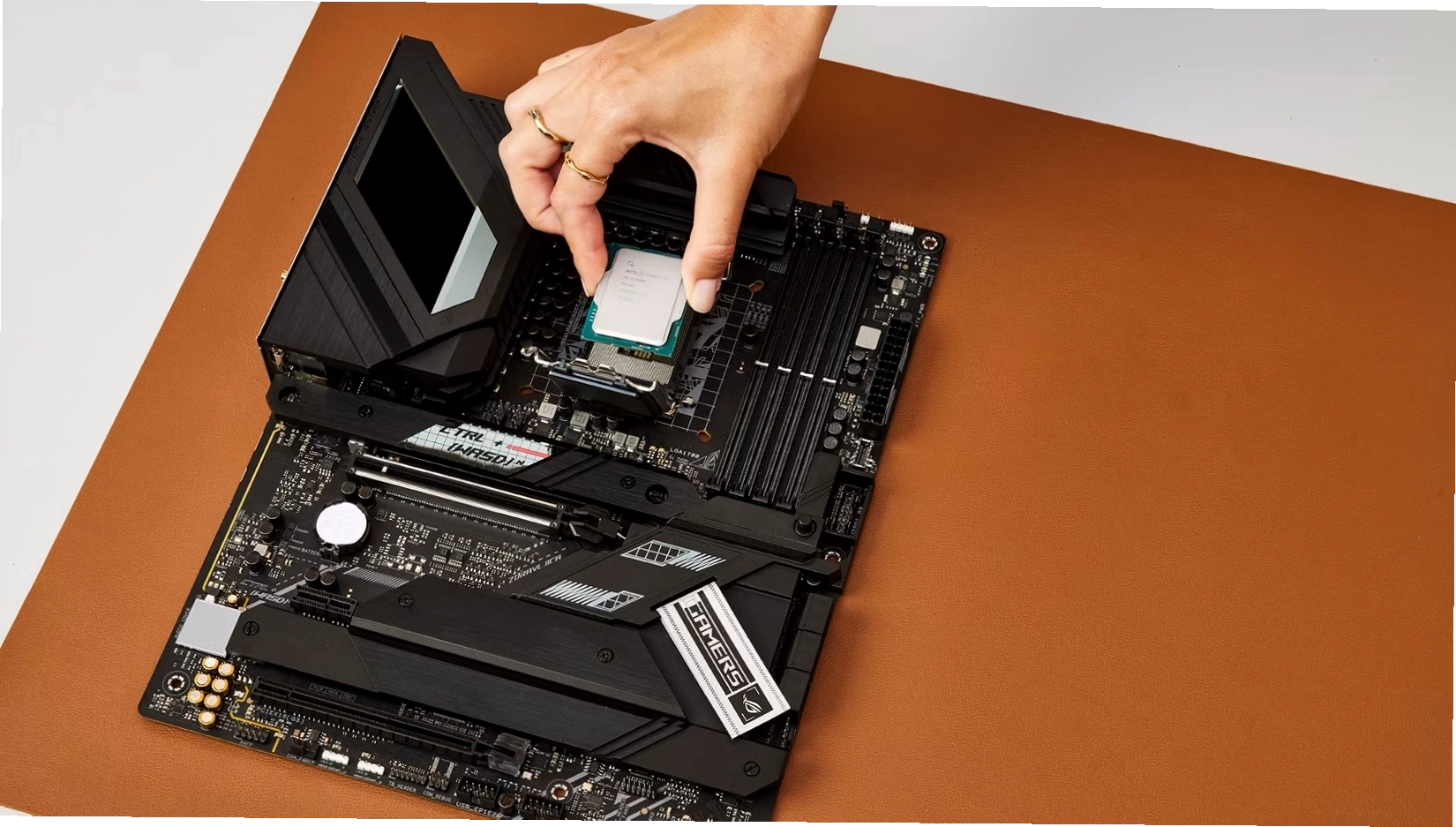 Lắp đặt CPU vào bo mạch chủ