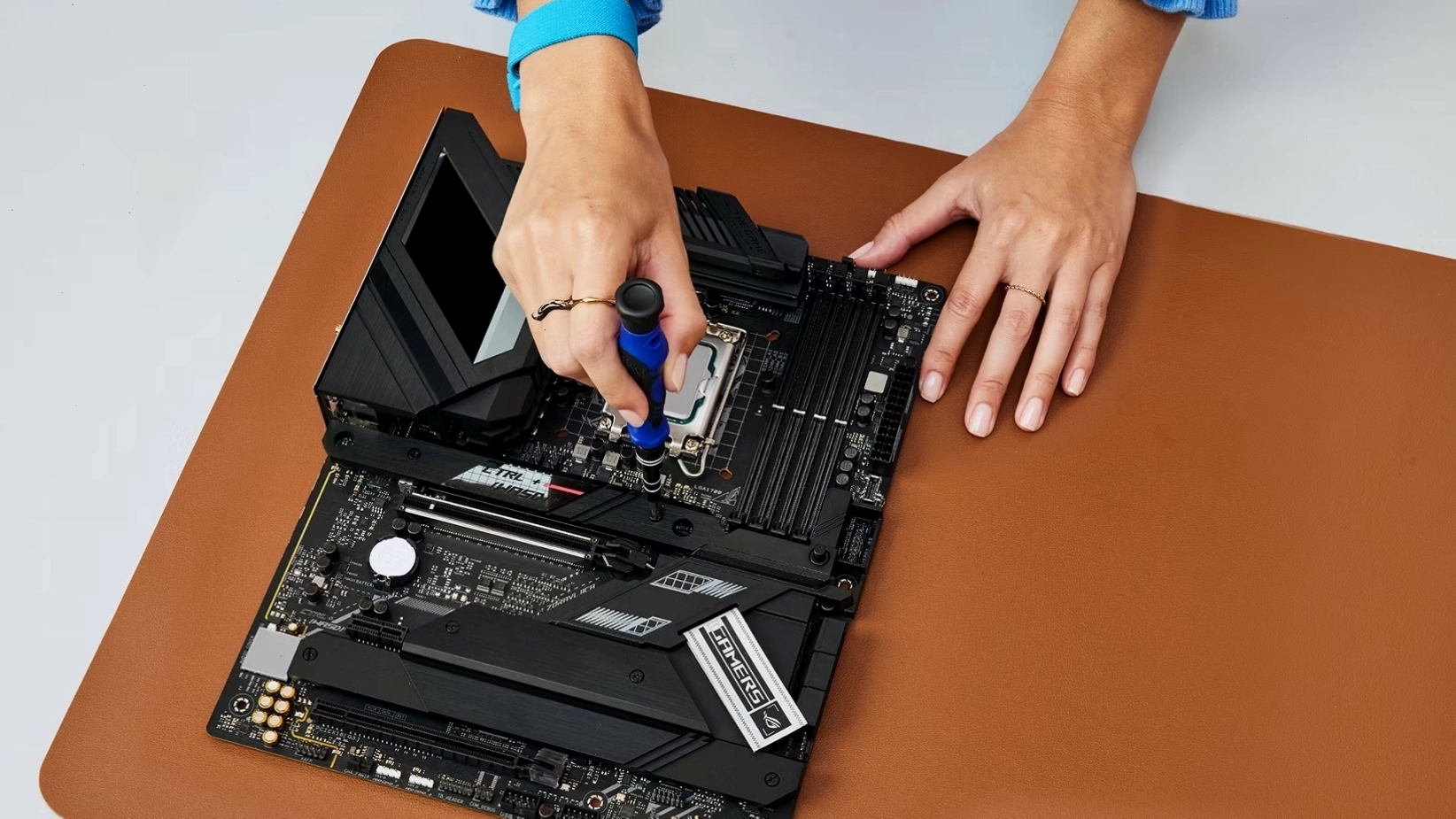 Lắp đặt SSD M.2 vào bo mạch chủ