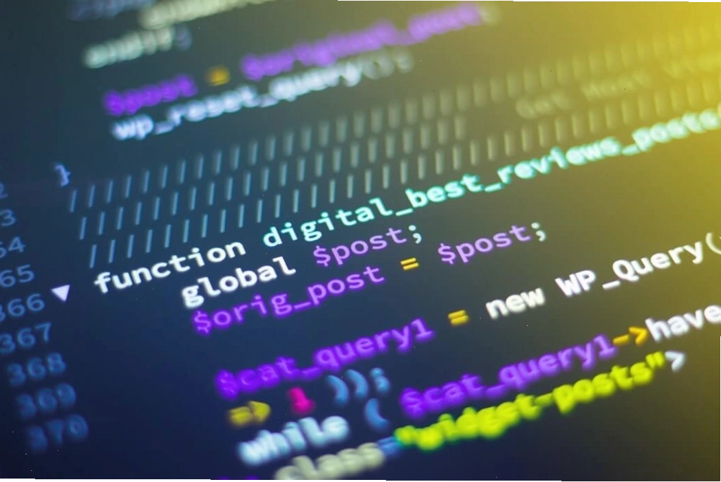 Lập trình viên đang làm việc trên máy tính, minh họa cho giai đoạn coding trong phát triển phần mềm