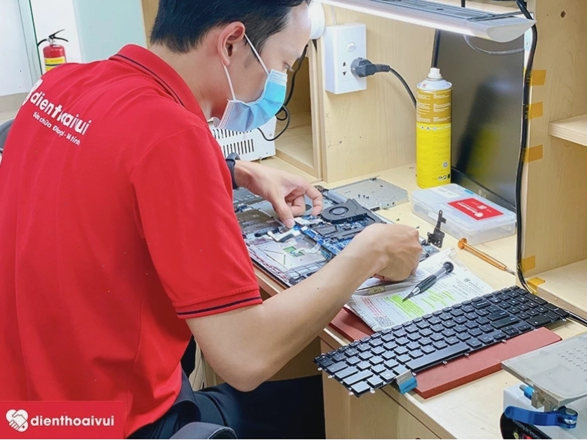 Laptop bị lỗi màn hình, cần mang đi sửa chữa