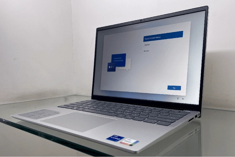 Laptop Dell Inspiron 14 5430 màu bạc với thiết kế mỏng nhẹ